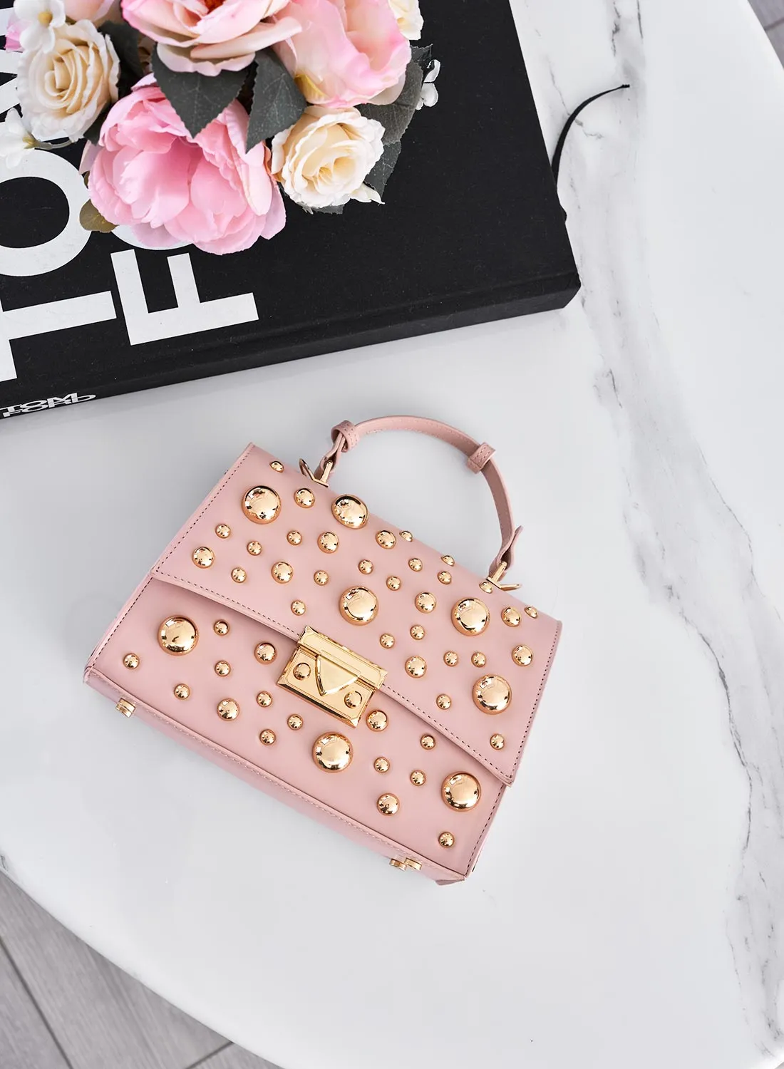 Borsa rosa con borchie a sfera oro e tracolla B231